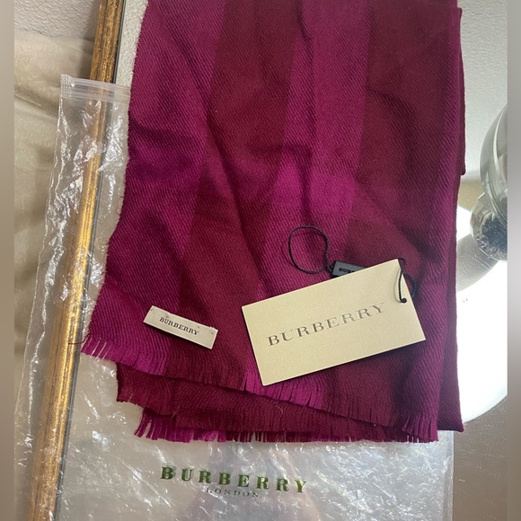 Rare Burberry Bright Burgundy Half Mega Check Premium Wool Scarf with fringeđź’• - Picture 4 of 9